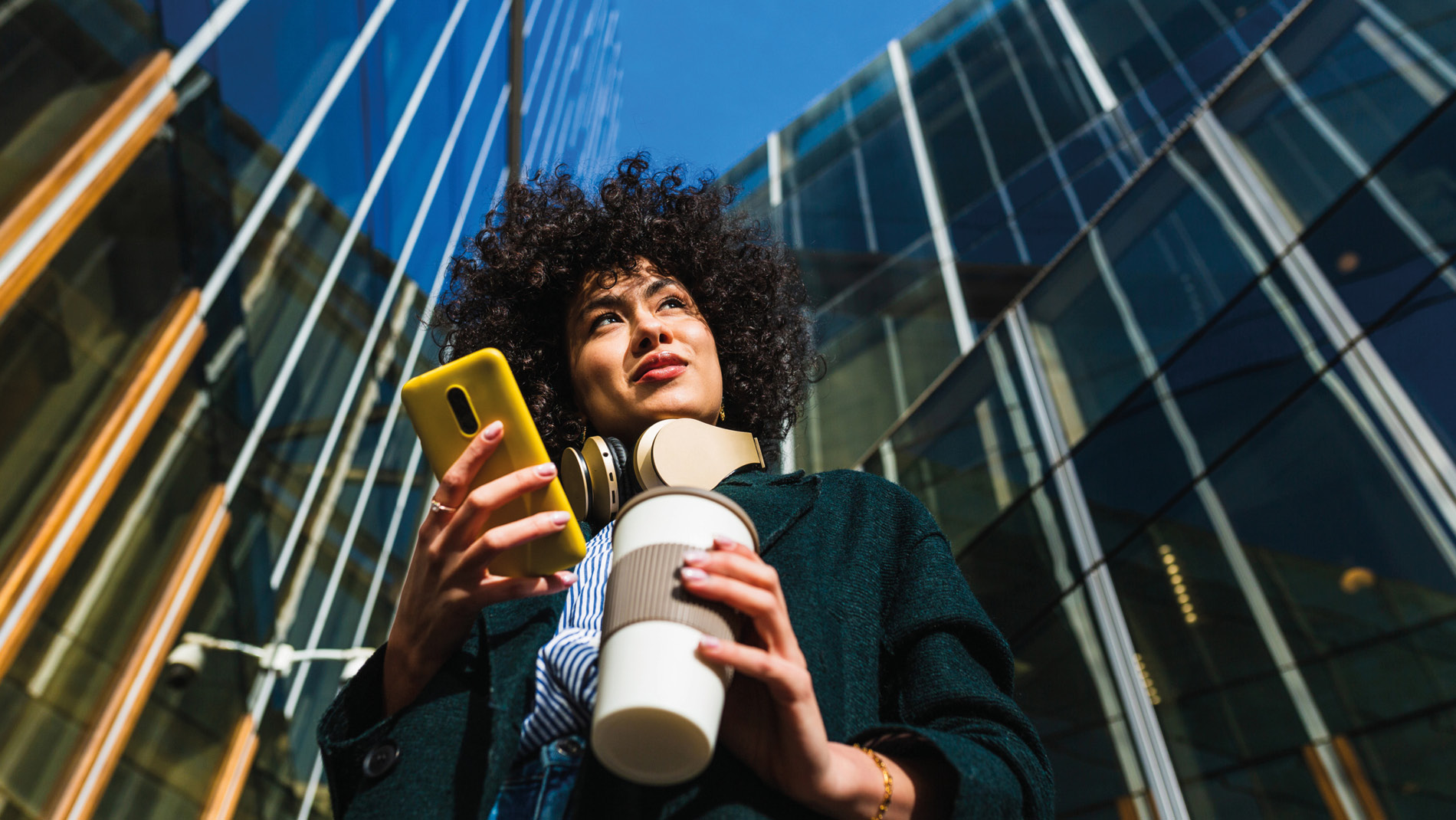 VOPAK vrouw met koffie en telefoon